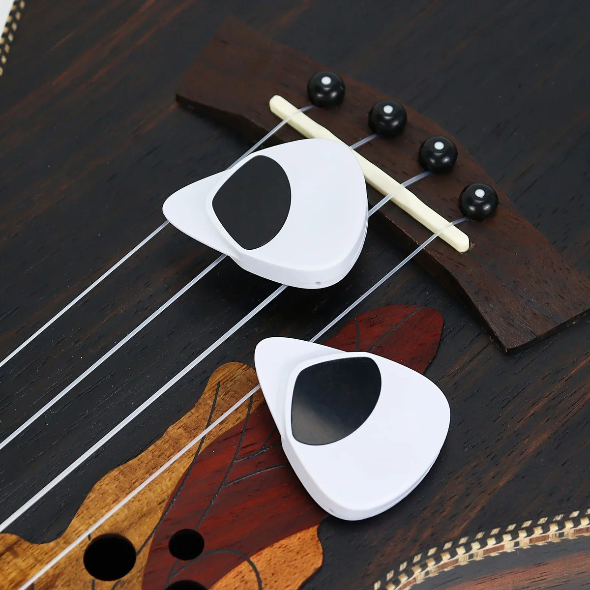 2-in-1 Guitar Pick & Digital Tuner – Portable Tuning Tool for Guitar & Ukulele